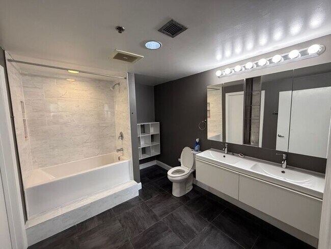 Building Photo - Modern Loft Living in the Heart of Downtow...