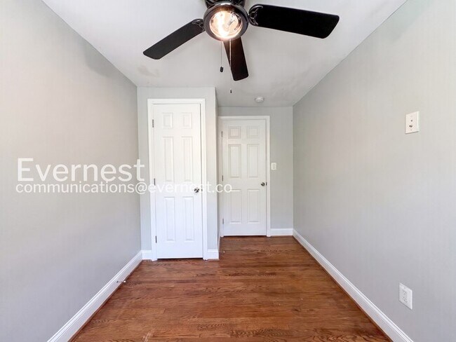 Building Photo - 3 Bed/1.5 Bath Townhome with Fenced Yard / Vouchers Accepted / Available Now!