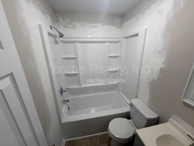 Building Photo - 702 E Phillips St