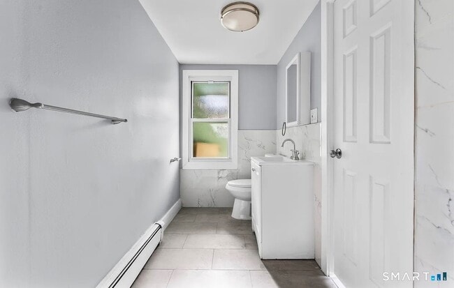 Building Photo - 746 Maple St