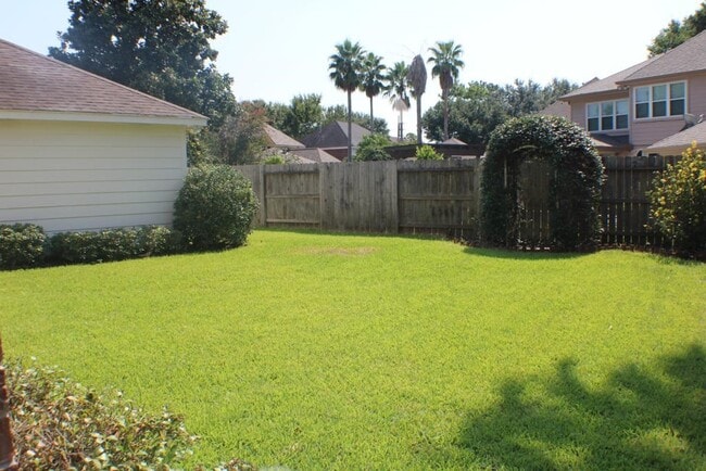 Building Photo - 2411 Rose Hollow Dr