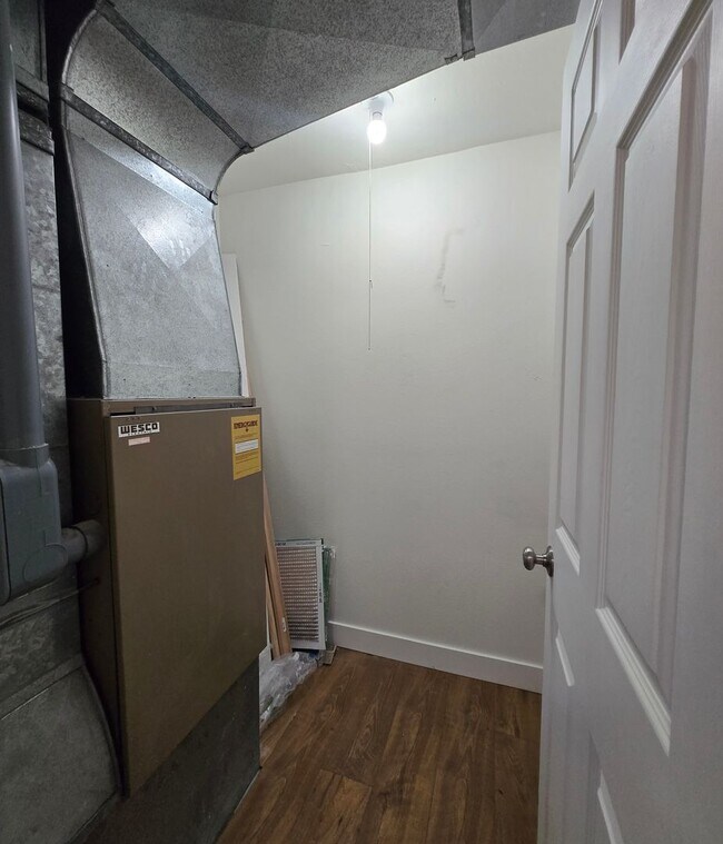 Building Photo - ***PENDING APPLICATION***4 Bedroom, 2 Bath...