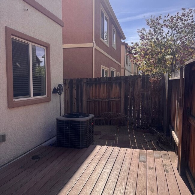 Building Photo - Beautiful Home in South Meadows!