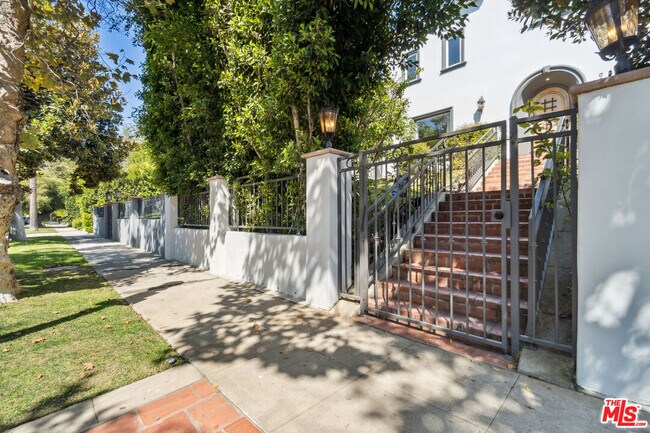 Building Photo - 956 S Longwood Ave