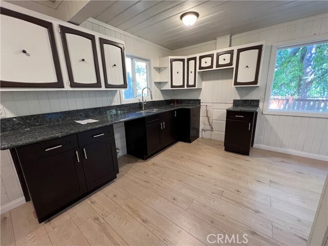 Building Photo - 782 N Village Ln