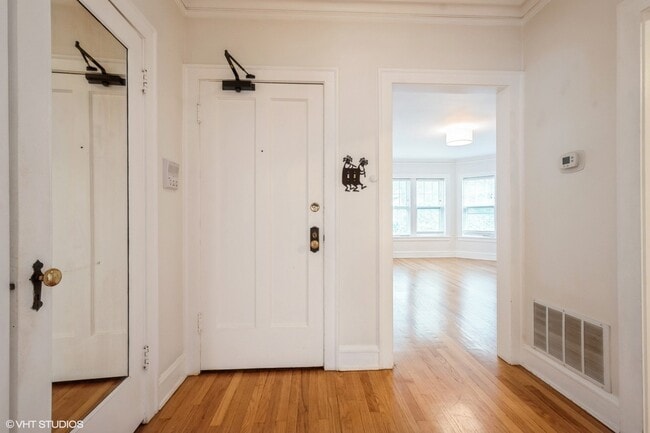 Building Photo - 557 Barton Ave