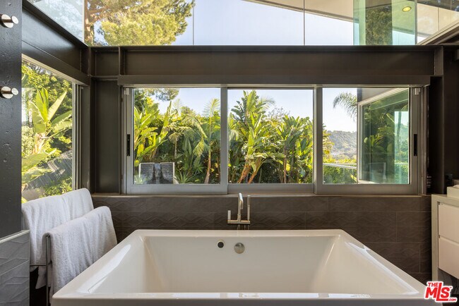 Building Photo - 8538 Eastwood Rd