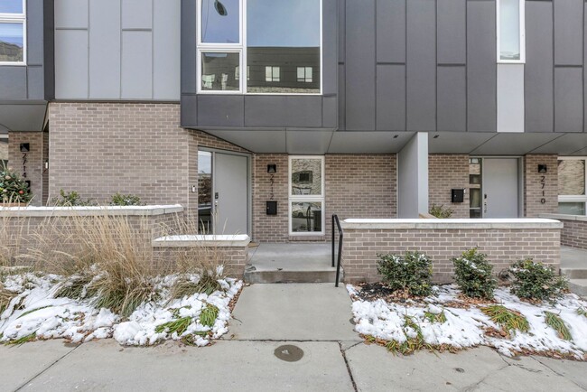 Building Photo - Fantastic Union Hill Townhome!