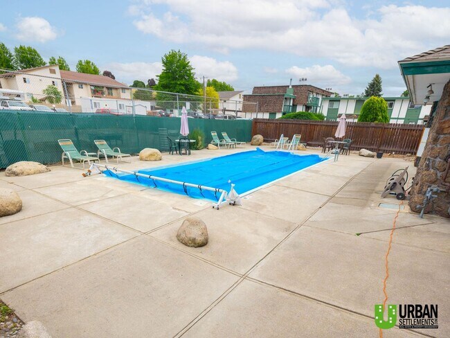 Building Photo - Charming 2-Bedroom Downstairs Condo with Community Pool