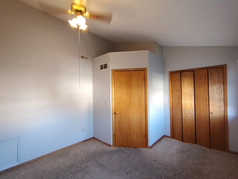 second bedroom - 1023 West Dr