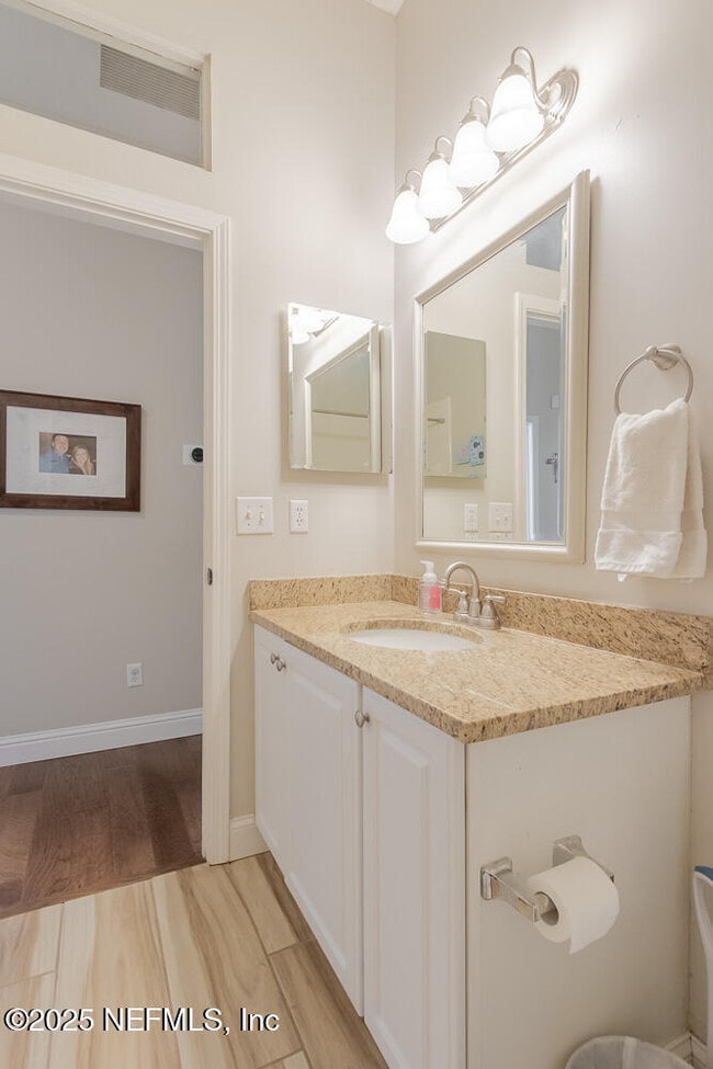 Building Photo - 4051 Richmond Park Dr E