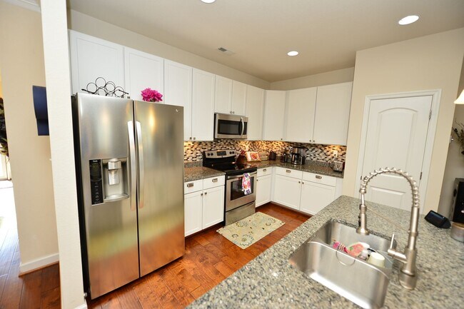 Building Photo - Clubhouse and pool community in the heart of Greenbrier!