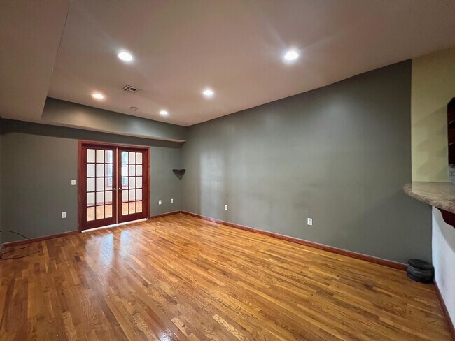 Primary Photo - 243 Pearsall Ave