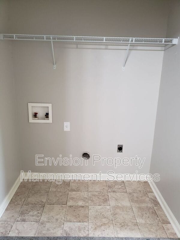 Building Photo - 8577 Pineview Ln