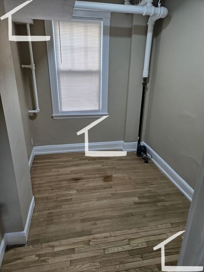 Building Photo - 2BR 1Bth unit! Great location! Heat / Hot Water included! Laundry in building