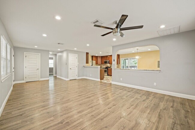 Building Photo - 5001 Canella Dr