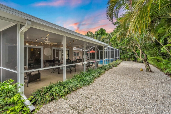 Building Photo - 2852 Gulf Gate Dr