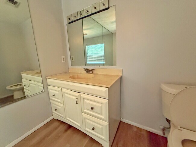 Building Photo - North Airport Manufactured Home on quiet street.