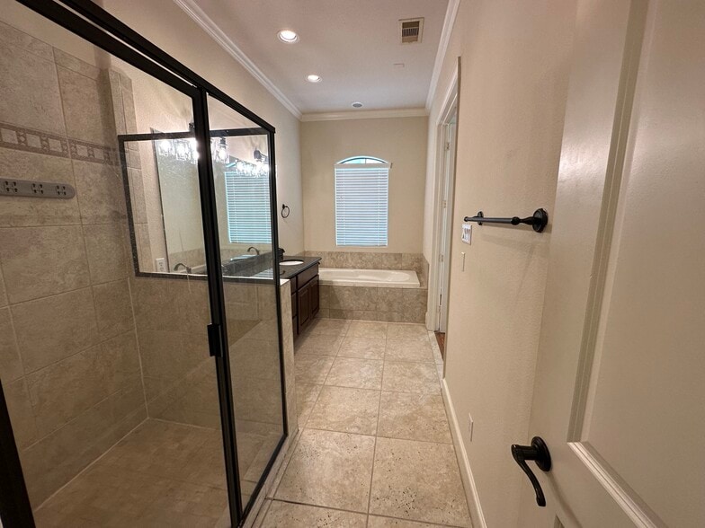 Building Photo - 6353 Richmond Ave