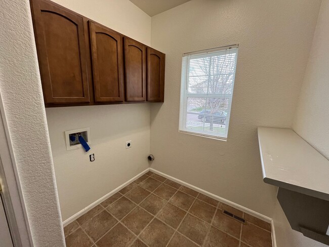 Building Photo - 5 Bed, 3.5 Bath with A/C, Available Now! -...