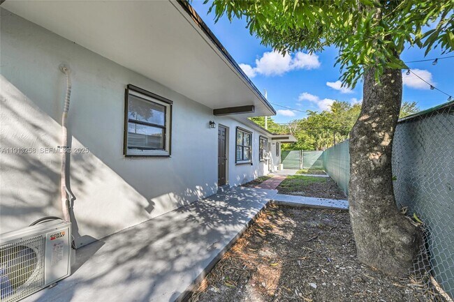 Building Photo - 1710 NW 9th St