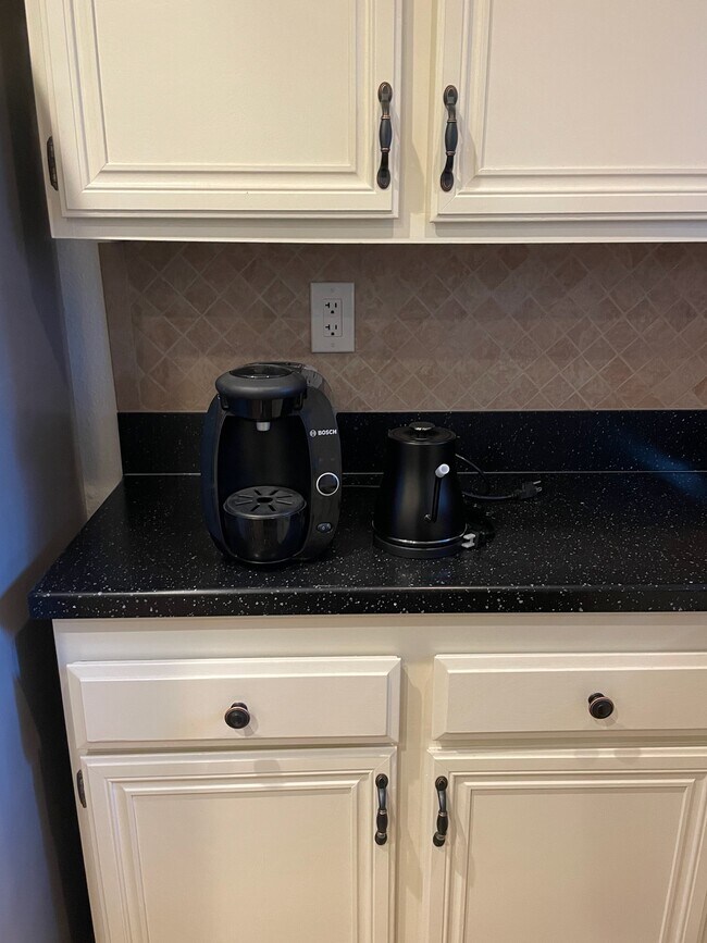 Building Photo - 615 Island View Cir