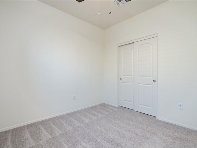 Building Photo - 3 Bedroom 2 Bathroom