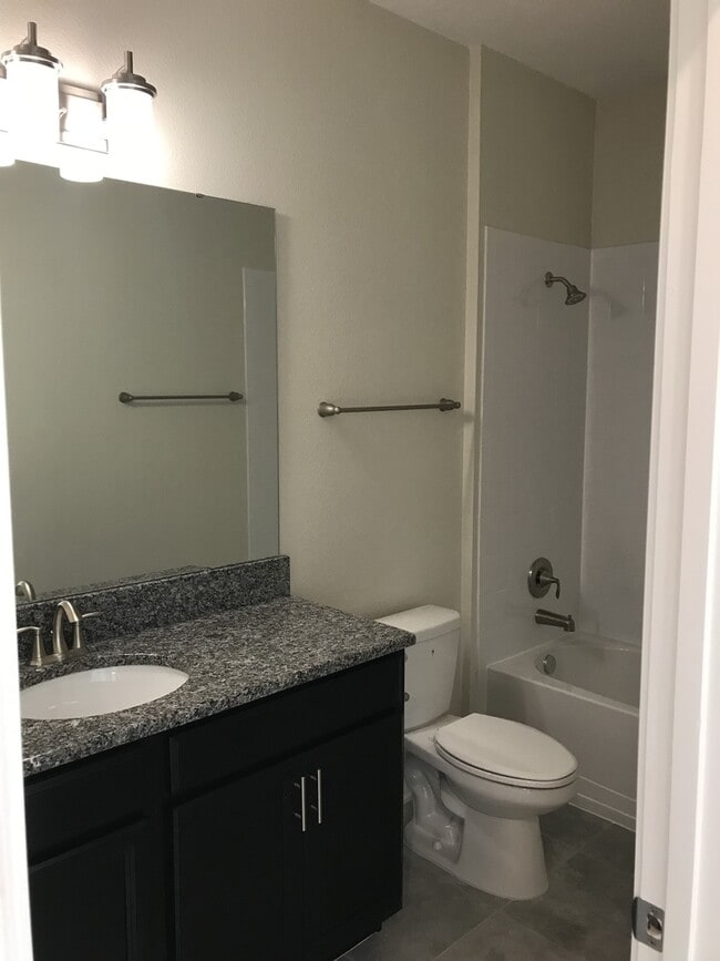 Building Photo - NEWER 3/2 Plus Den Home at The Oaks in Mos...
