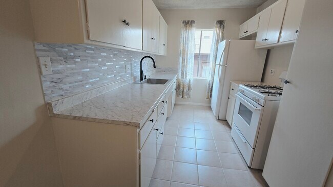 Building Photo - 526 S St Andrews Pl