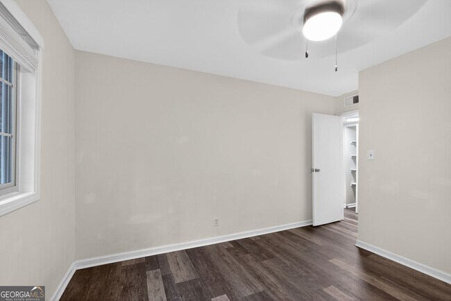 Building Photo - 2520 Peachwood Cir NE