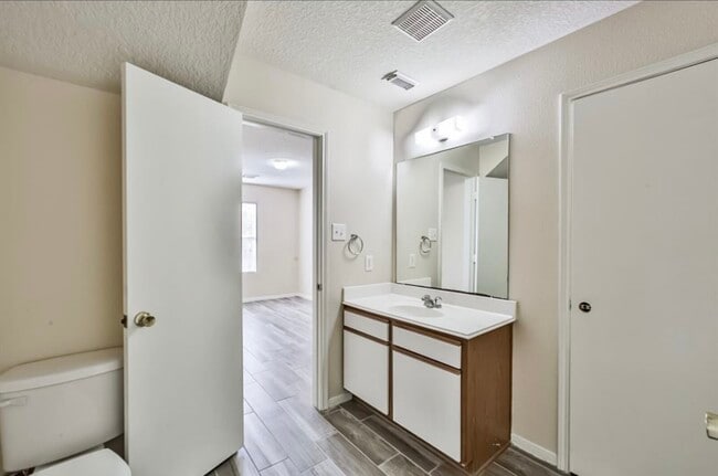 Building Photo - 14820 Welbeck Dr