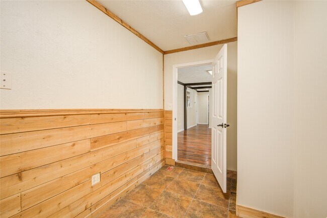 Building Photo - 25203 Lakeview Rd