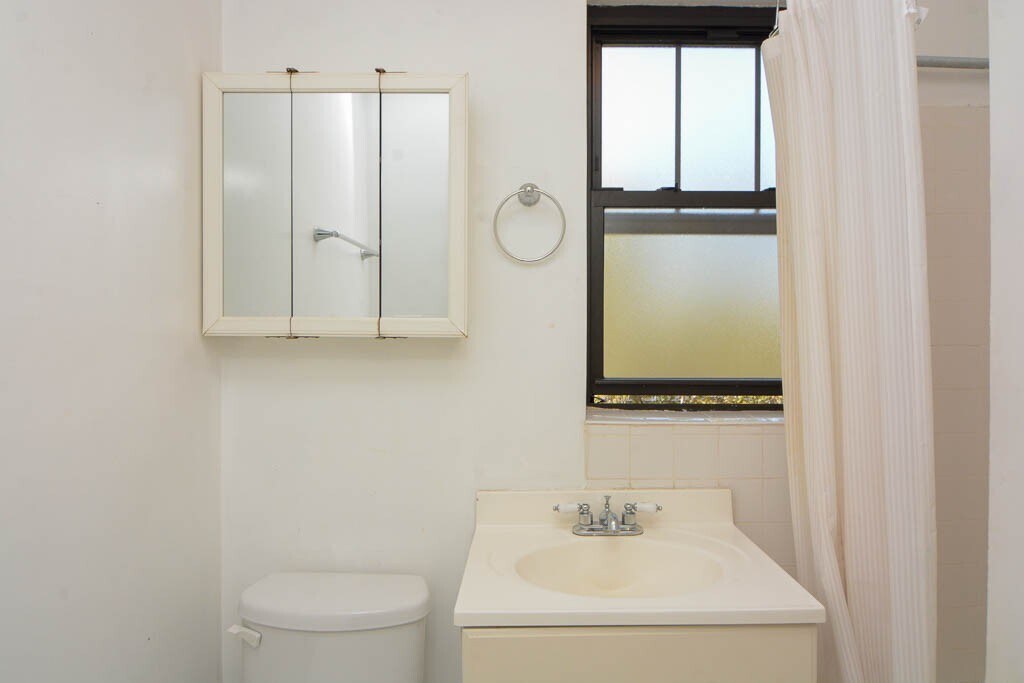 Building Photo - 1352 N Dearborn St