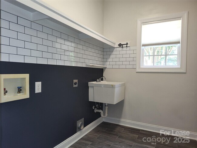 Building Photo - 9009 Hammersley Dr