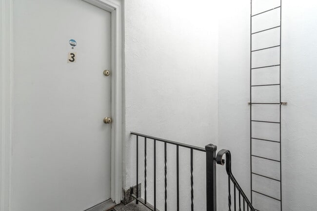 Building Photo - 818 7th St NE