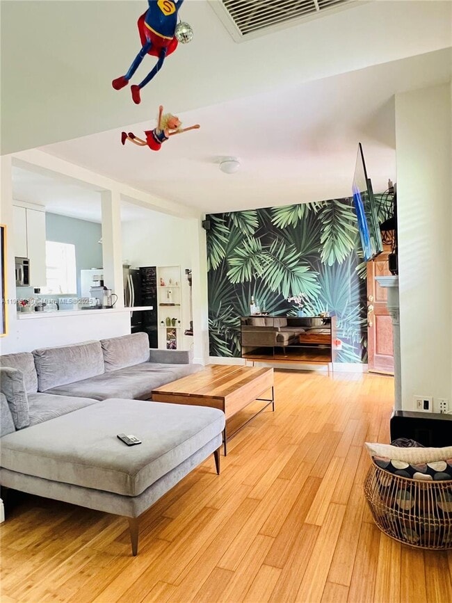 Building Photo - 4812 Pine Tree Dr