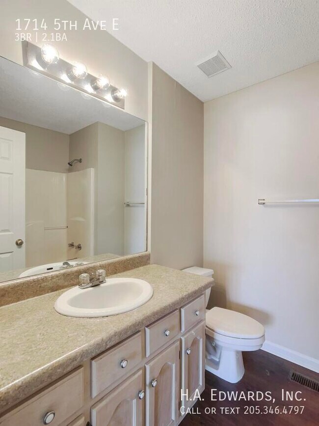 Building Photo - 1714 5th Ave E