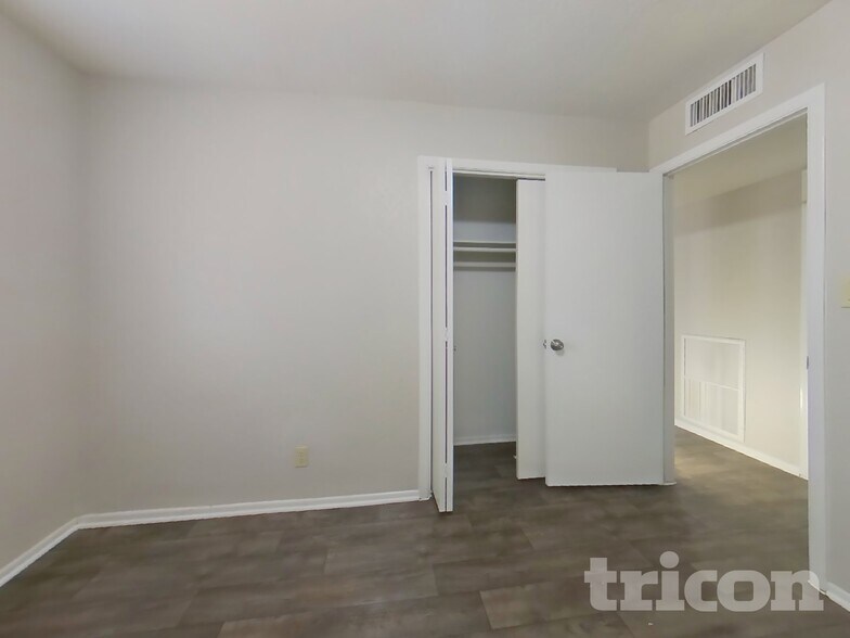 Building Photo - 4323 W Poinsettia Dr