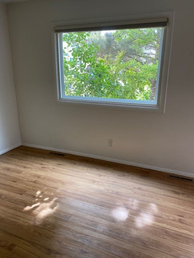 Building Photo - 2 bedroom, 1.5 bath Townhome  $1600/month
