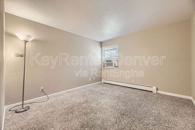 Building Photo - 1300 Golden Cir