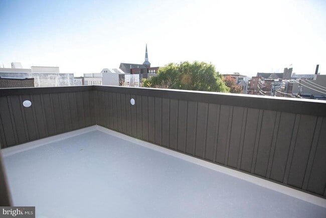 Building Photo - 2539 Collins St