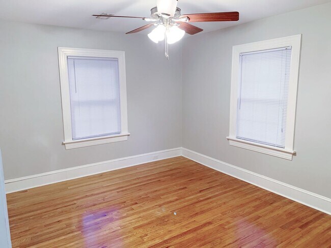 Building Photo - 3 Bedrooms 2 Full Baths with fenced in bac...