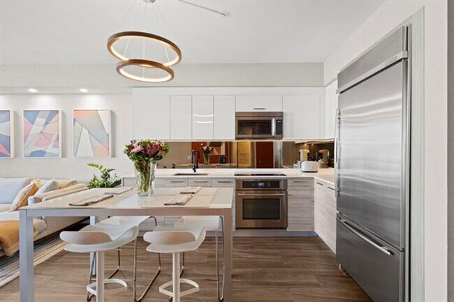Building Photo - 1300 Brickell Bay Dr