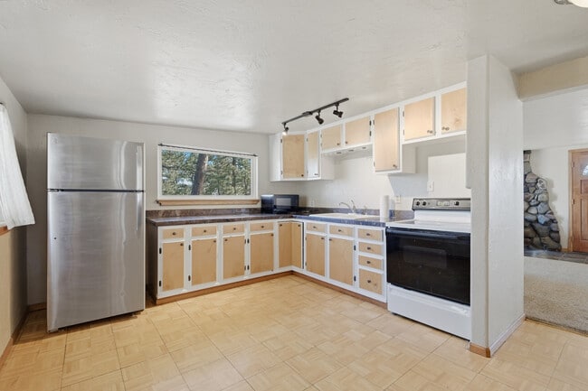 Building Photo - 77 Catamount Ln