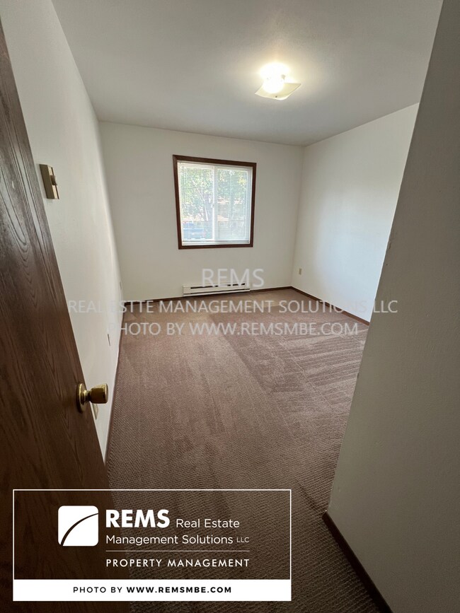 Building Photo - 554 E Slifer St