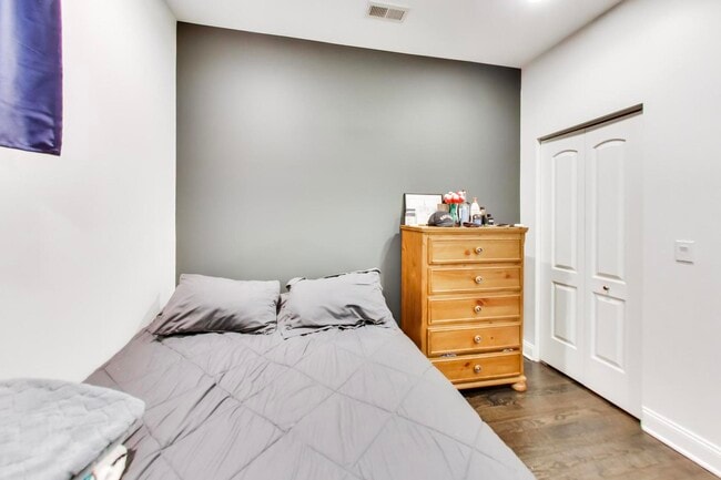 Building Photo - 3815 N Kedzie Ave