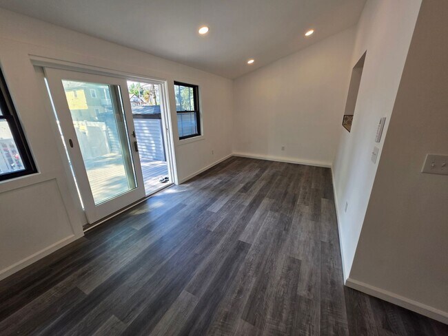 Building Photo - Newly Renovated 3 Bedroom Apartment - Poug...