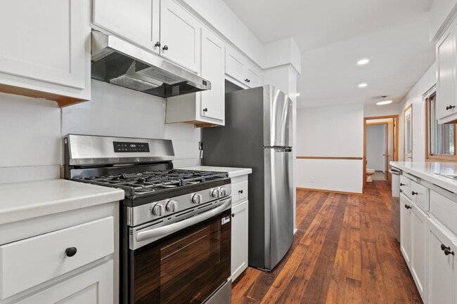 Building Photo - 2450 S 95th St