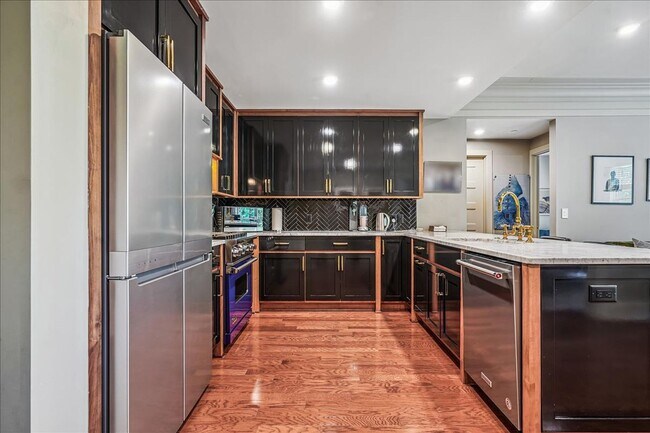 Building Photo - Great Luxury 3 Bedroom 2 Bath on H st NE!