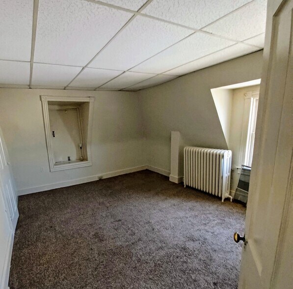 Bed$2, 12 x15. W / closet - 324 Franklin St